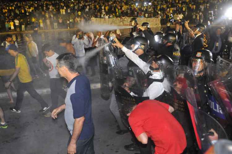 Manifestação em Brasília começou pacificamente, mas houve confronto com policiais no final