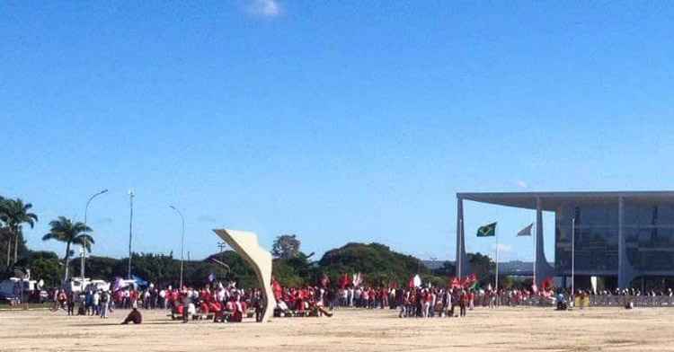 Imagem mostra manifestantes em frente ao Planalto