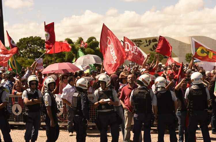 Pelo menos 400 petistas se concentram no local, impedindo que manifestantes contrários ao Lula e à Dilma acessem a Praça dos Três Poderes. Eles portam bandeiras do partido e de apoio à presidente Dilma