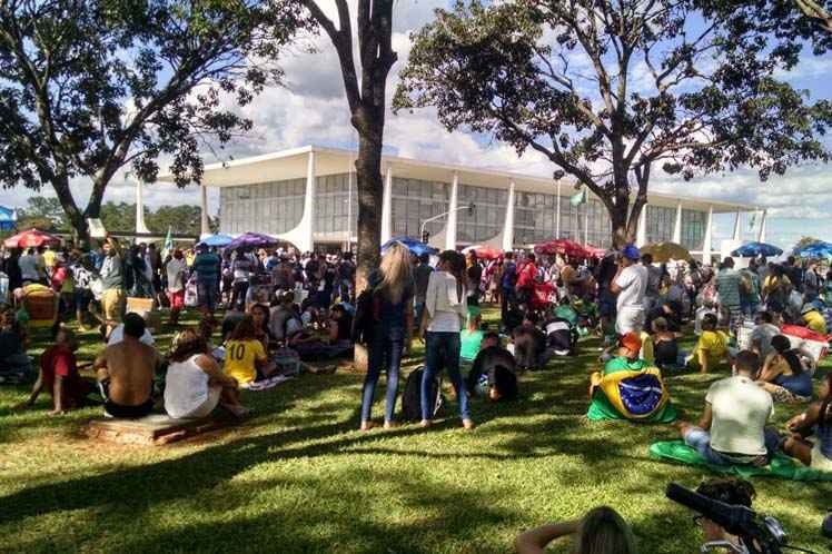 Grupo está concentrado na grama da Esplanada