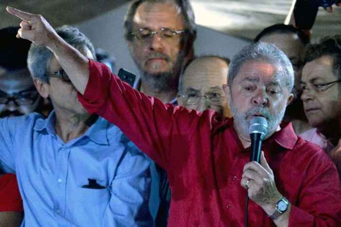 Lula fez uma comparação entre os manifestantes que lotaram a Paulista ontem com os milhares de manifestantes que invadiram as ruas brasileiras