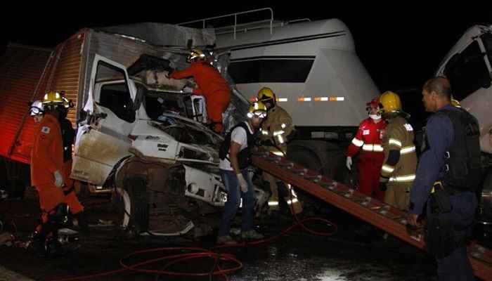 Colisão aconteceu por volta das 23h. O condutor de um caminhão ficou preso às ferragens e foi levado ao Hospital de Alexânia (GO)