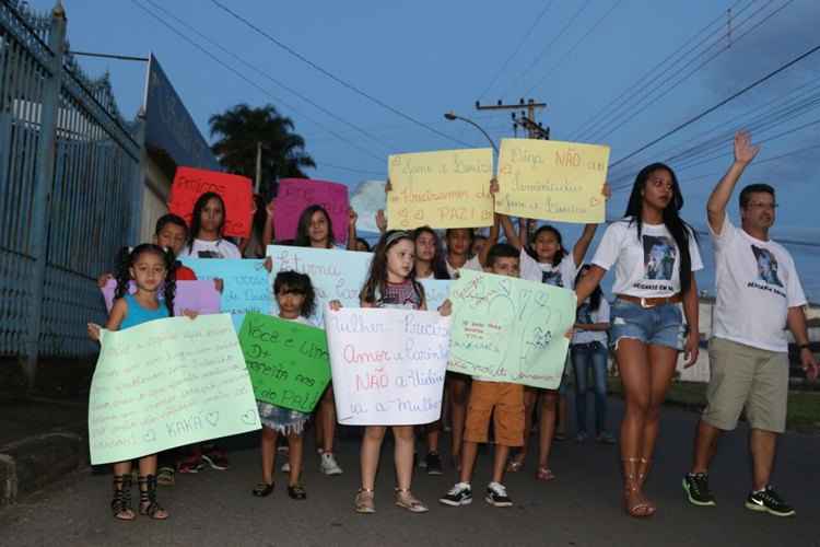 Manifestação ocorreu na tarde deste sábado (19) na quadra em que a jovem foi assassinada pelo ex-namorado