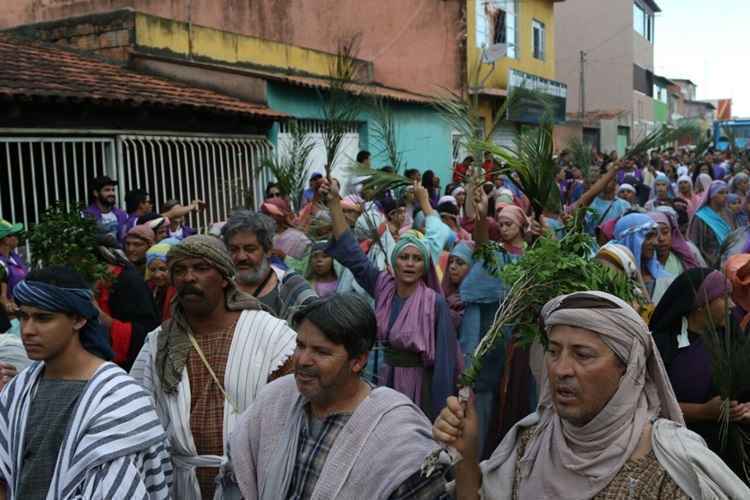 Fiéis de Planaltina fazem procissão do Domingo de Ramos em percurso de oito quilômetros