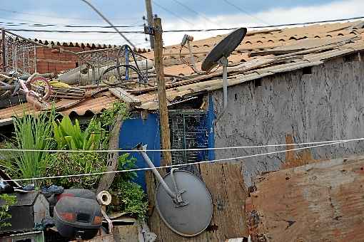 Em Santa Luzia, na Estrutural, a fiação irregular é visível e não atinge somente serviços estatais, mas também privados, como a tevê por assinatura