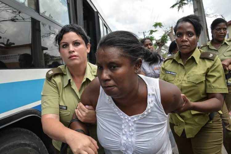 A Polícia cubana, que não interrompeu o protesto das Damas de Branco, usou a força para conduzir vários homens aos ônibus