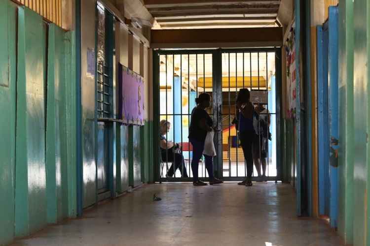 Após um deles ver a identidade funcional de professora dela, eles a obrigaram a ir até a escola, que fica em Valparaíso de Goiás. Eles reviraram a instituição pertencente ao município e roubaram alguns objetos