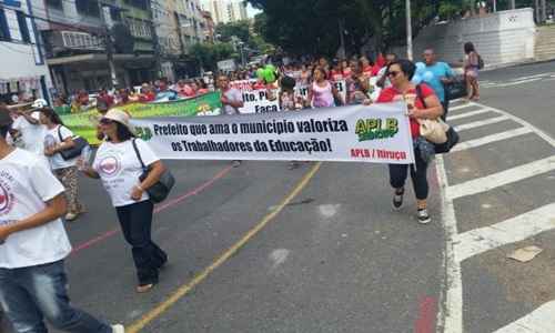 Professores da rede pública em greve fazem manifestação em Salvador