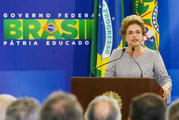 Dilma se defendeu alegando não ter cometido nenhum crime de responsabilidade que justifique o pedido de impedimento e afirmou que lutará durante a democracia assim como lutou na ditadura