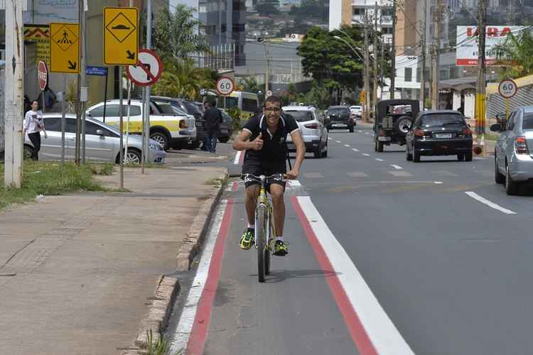 O estudante Mauro Vila-Nova, 17, integra o pedal ao metrô. Ele usa a bicicleta para ir para a escola, no Guará