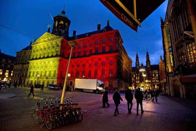 Em Berlim, o portal de Brandemburgo, que se iluminou com as cores francesas em novembro após os ataques em Paris, agora se cobrem das cores belgas