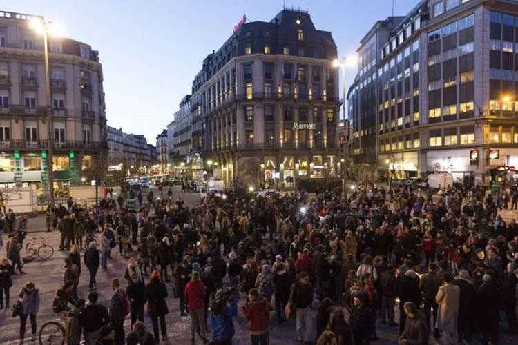 Multidão reunida diante de memorial improvisado na Place de la Bourse, na capital belga: Itamaraty não confirma brasileiros entre as vítimas