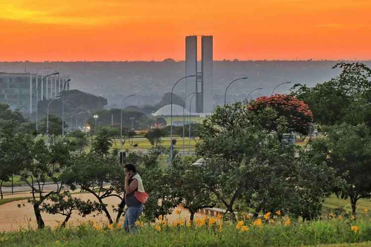 A expectativa é que a umidade aumente até o fim de semana, provocando mais chuvas na capital federal