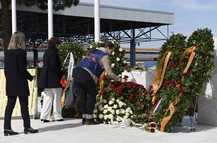 No aeroporto da cidade espanhola, dezenas de familiares, muitos vestidos de preto, se reuniram junto às equipes de emergência e às autoridades do país, entre elas o chefe de governo, Mariano Rajoy, e o presidente regional da Catalunha, Carles Puigdemont, para lembrar os mortos