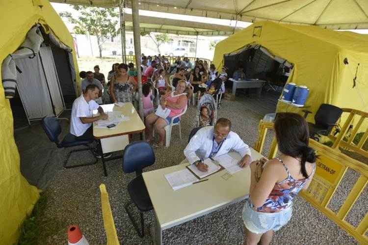 Doentes esperam atendimento na tenda montada em São Sebastião, a quarta cidade com mais casos