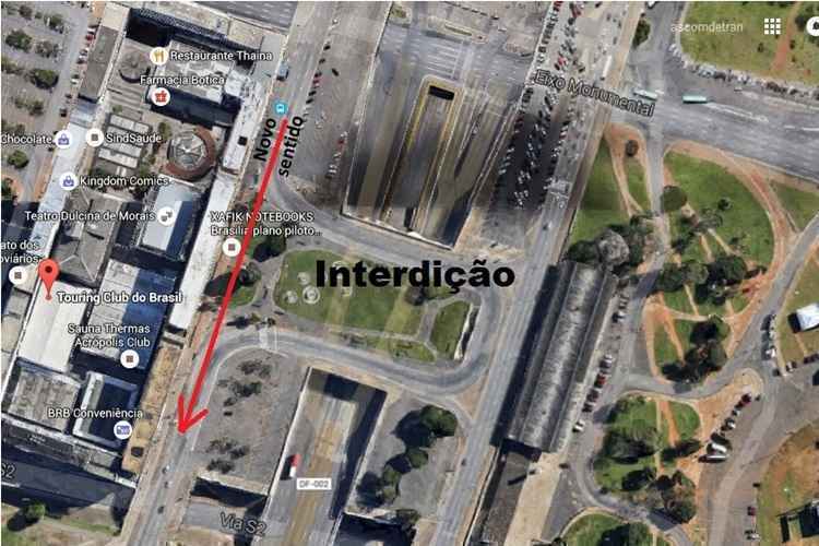 Em vez de contornar o espaço, o condutor ou motociclista passará por um desvio. No trajeto haverá um quebra-molas e duas faixas para a travessia de pedestres