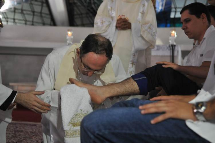 O arcebispo dom Sérgio da Rocha repetiu o gesto de Jesus e lavou os pés de 12 jovens católicos