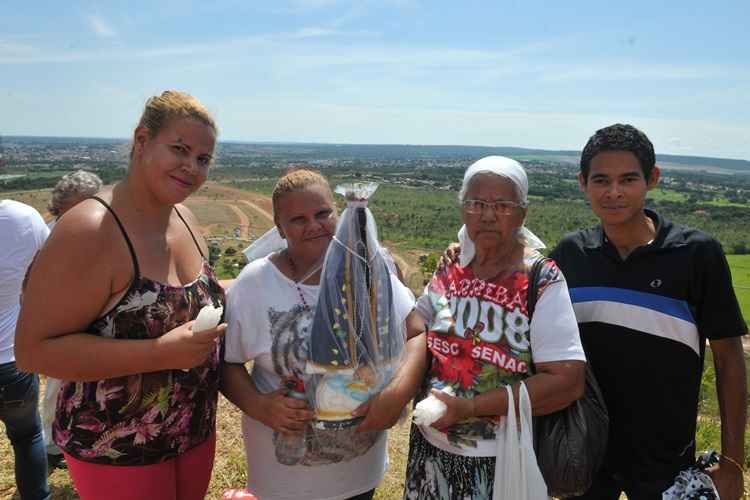 Maria Aparecida Viana chegou ao morro por volta de 9h40. Ela caminhou descalça da base ao topo, carregando uma imagem de Nossa Senhora e rezando o terço