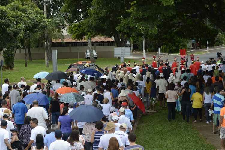 No Cruzeiro, cerca de 45 membros efetivos da igreja fizeram a encenação do julgamento, crucificação e morte de Jesus Cristo