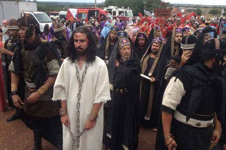 Fiéis acompanham encenação da Paixão de Cristo no Morro da Capelinha 