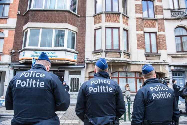 Policiamento ostensivo em Schaerbeek, subúrbio da capital belga: conexões comprovadas entre os atentados de terça-feira e o massacre de novembro em Paris