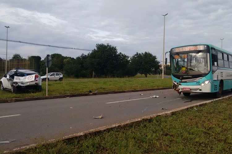 A condutora da caminhonete e cinco passageiros do ônibus se feriram: sem gravidade