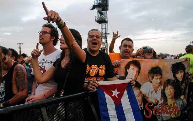 Cubanos chegam à Cidade Esportiva, local da apresentação, para ver um dos primeiros shows de rock na vida