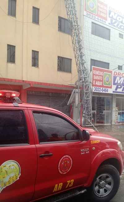 A torre tem cerca de 10 metros de altura e ficou escorada no edifício. Ninguém se feriu