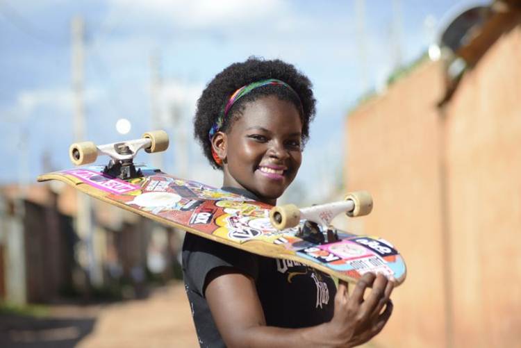 A rapper Rebeca Realleza anda de skate, luta Muay Thai e, agora, vai começar o curso de direito com bolsa ofertada pelo governo