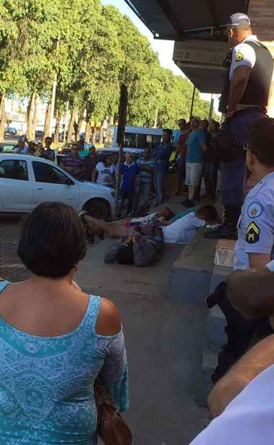 Os policiais fizeram um cerco no estabelecimento e conseguiram prender os autores e libertar a vítima. Com eles foi encontrado um revólver calibre .38 com munição e três mochilas cheias de equipamentos para bicicletas