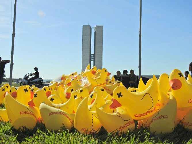 Os patos de plástico ficarão no gramado da Esplanada dos Ministérios por pelo menos 10 dias