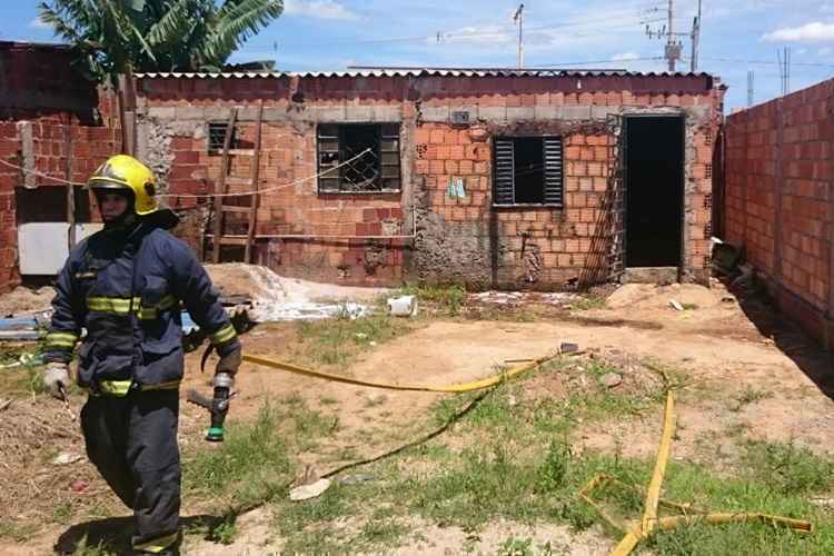 O Corpo de Bombeiros foi acionado às 12h10 e conseguiu extinguir às chamas às 13h20