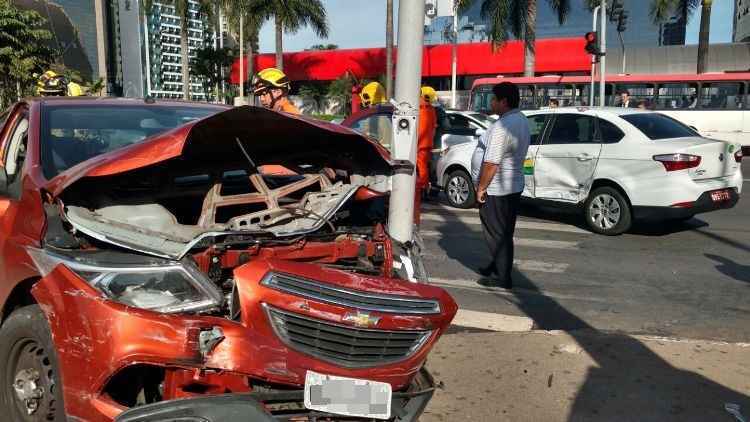 Duas faixas ficaram interditadas no sentido norte e uma, no sentido sul.