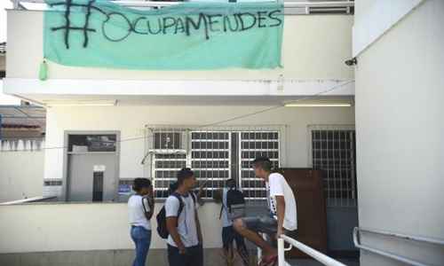 Os alunos acusam a diretoria da escola de descaso e falta de higiene no pátio, nas salas de aula, refeitório e banheiros