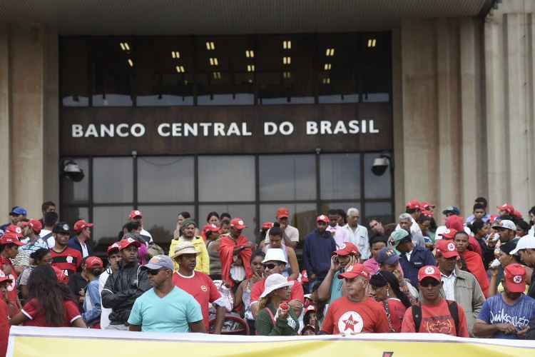 Segundo a Polícia Militar cerca de 500 pessoas estão no local