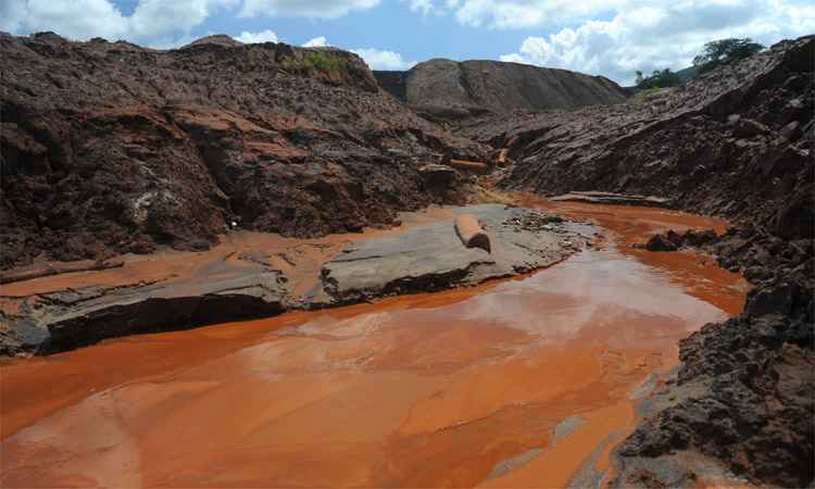 Efluente desce de uma das três novas estruturas de barramento perto do povoado, que não têm sido capazes de impedir o carreamento de rejeitos para a Bacia do Rio Doce