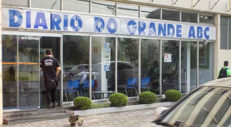 Policiais federais fazem buscas na sede do jornal 'Diário do Grande ABC', em Santo André, na Grande São Paulo