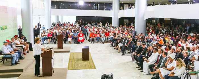 Na cerimônia, a presidente Dilma Rousseff também assinou decreto de regularização de terras quilombolas e lançou o edital do Sistema Nacional de Promoção da Igualdade Racial (Sinapir)