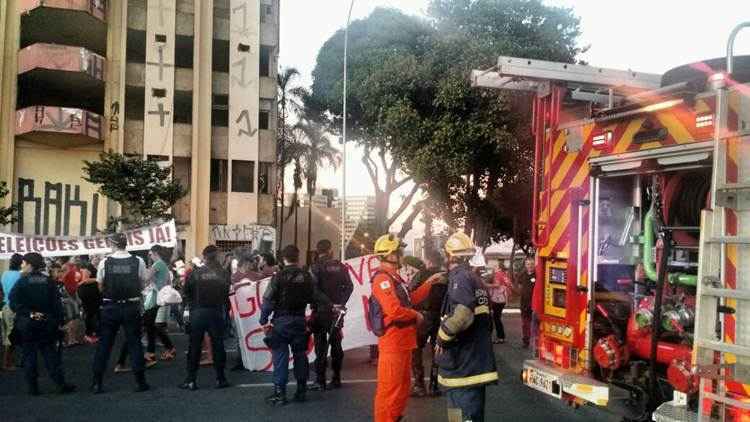 Os manifestantes são contra a retirada de pessoas que estão morando no prédio