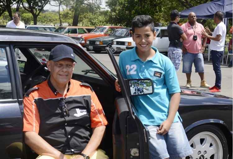 Visita ocorreu após o menino pedir ao vendedor do carro para guardar a relíquia para avo comprá-la