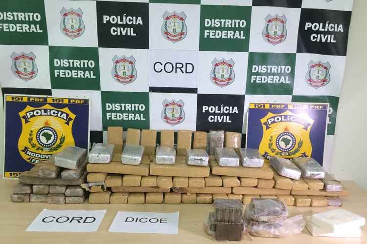 O casal transportava 70 Kg de maconha, 4 kg de haxixe e 2 kg de cocaína em um veículo na BR-060, na altura de Engenho das Lages