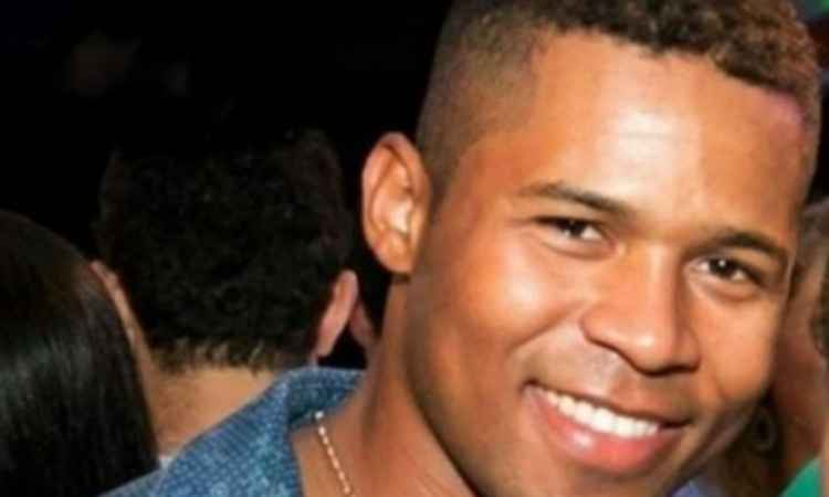 As mãos do rapaz estavam amarradas para trás com um moletom, e as pernas com o jaleco da faculdade