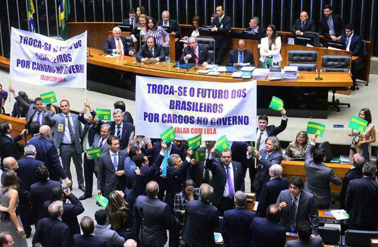 Deputados protestam no plenário contra negociação de cargos