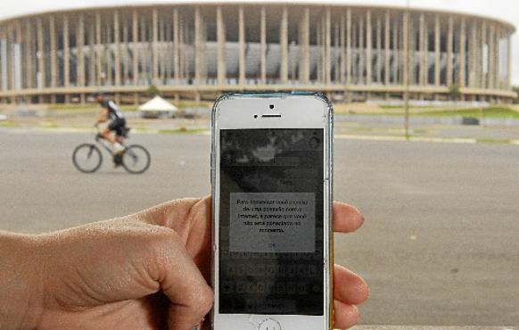 Criado para a Copa, o programa não funciona na maioria dos pontos: em frente ao Mané Garrincha, falta sinal