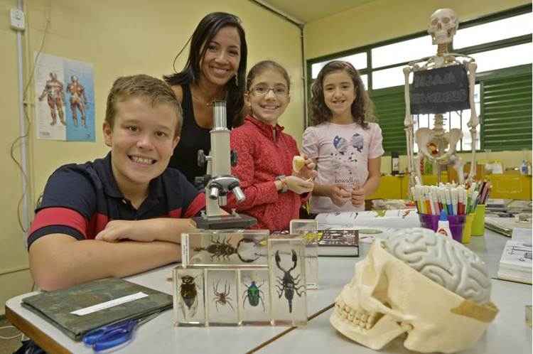 Os alunos Eduardo, Ana Caroline e Bianca (D) com a professora Mônica na sala de recurso da 111 Sul