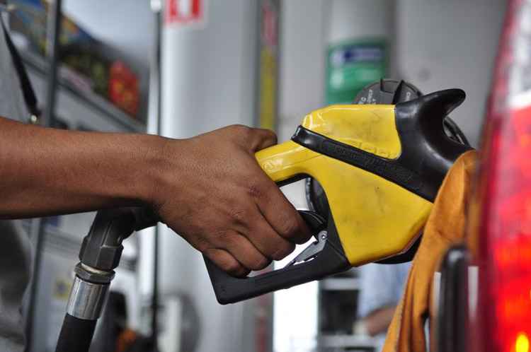 Litro da gasolina gira em torno de R$ 3,85 em 81% dos estabelecimentos visitados no DF e o do álcool, em R$ 3,49 para 67% dos casos, sugerindo formação de cartel. Variação de apenas R$ 0,01 serve para camuflar combinação