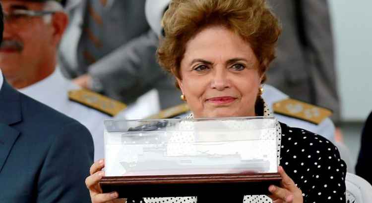 Dilma, com réplica de navio lançado na Bahia: ação da AGU