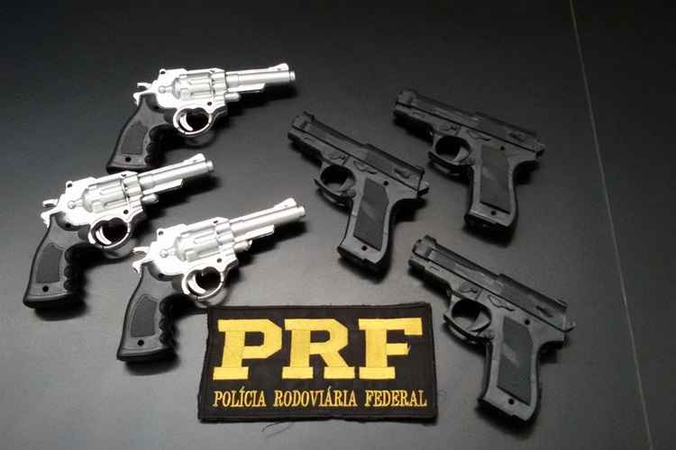 Foram apreendidos pela PRF 16 volumes de eletroeletrônicos e armas de fogo de brinquedo vindas de contrabando