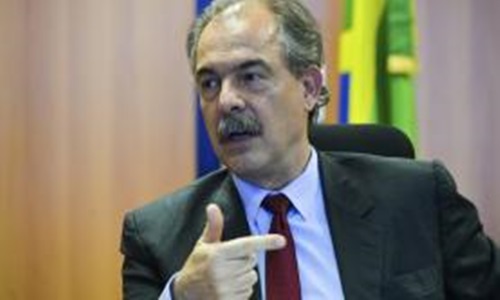 Brasília - Em entrevista à Agência Brasil, o ministro da Educação, Aloizio Mercadante, defendeu mais investimento para a educação básica e sugeriu a criação de um fundo de contribuição de ex-alunos de universidades públicas