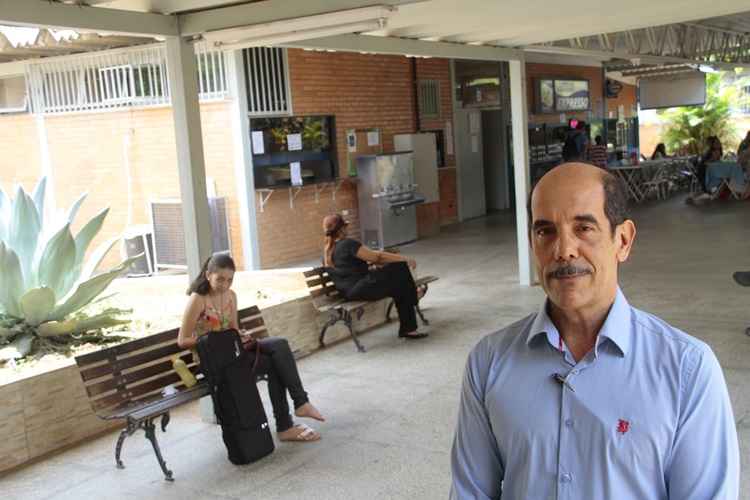 Ayrton Pisco preferiu não entrar na escola, para não deixar o professor ainda mais nervoso e colocar em risco a vida de estudantes e funcionários